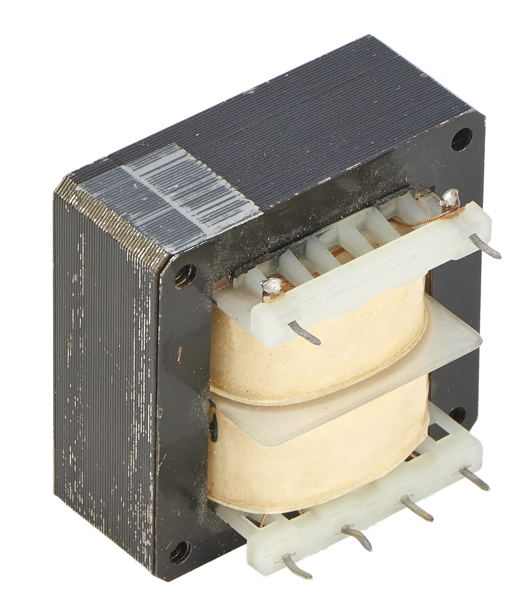 Ein quadratischer Kleintransformator mit einem schwarzen Gehäuse und zwei Spulen. Der
Transformator hat an den Seiten mehrere Kontaktstifte.