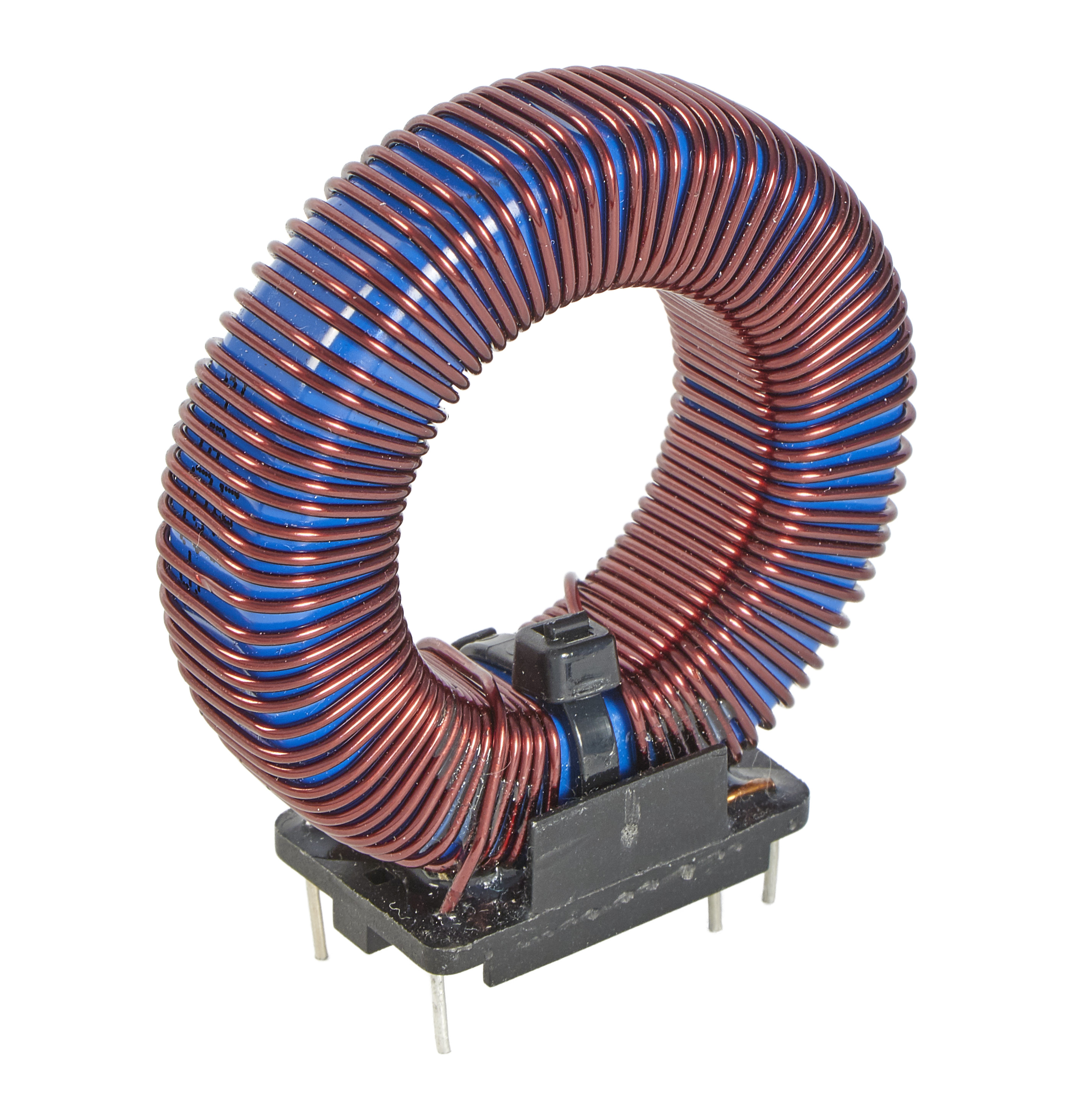 Fotografie einer Ringkernspule. Der ringförmige Eisenkern ist von Kuperdraht umwickelt. Am
unteren Ende befinden sich die Anschlüsse des Kupferdrahts.